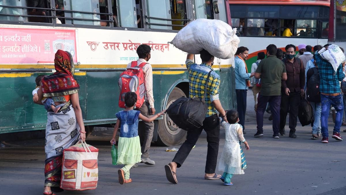 लॉकडाउन के कारण पलायन करते मजदूर (फाइल फोटो-PTI)