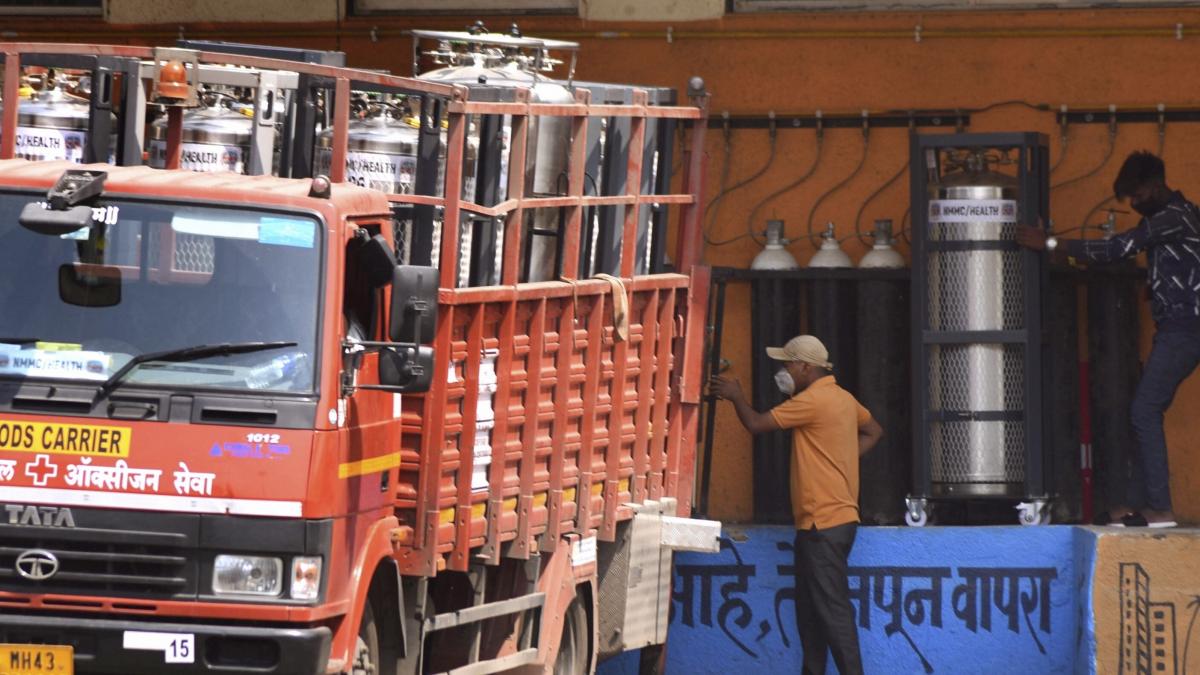 मुंबई के कई इलाकों में ऑक्सीजन की किल्लत (फोटो: PTI)