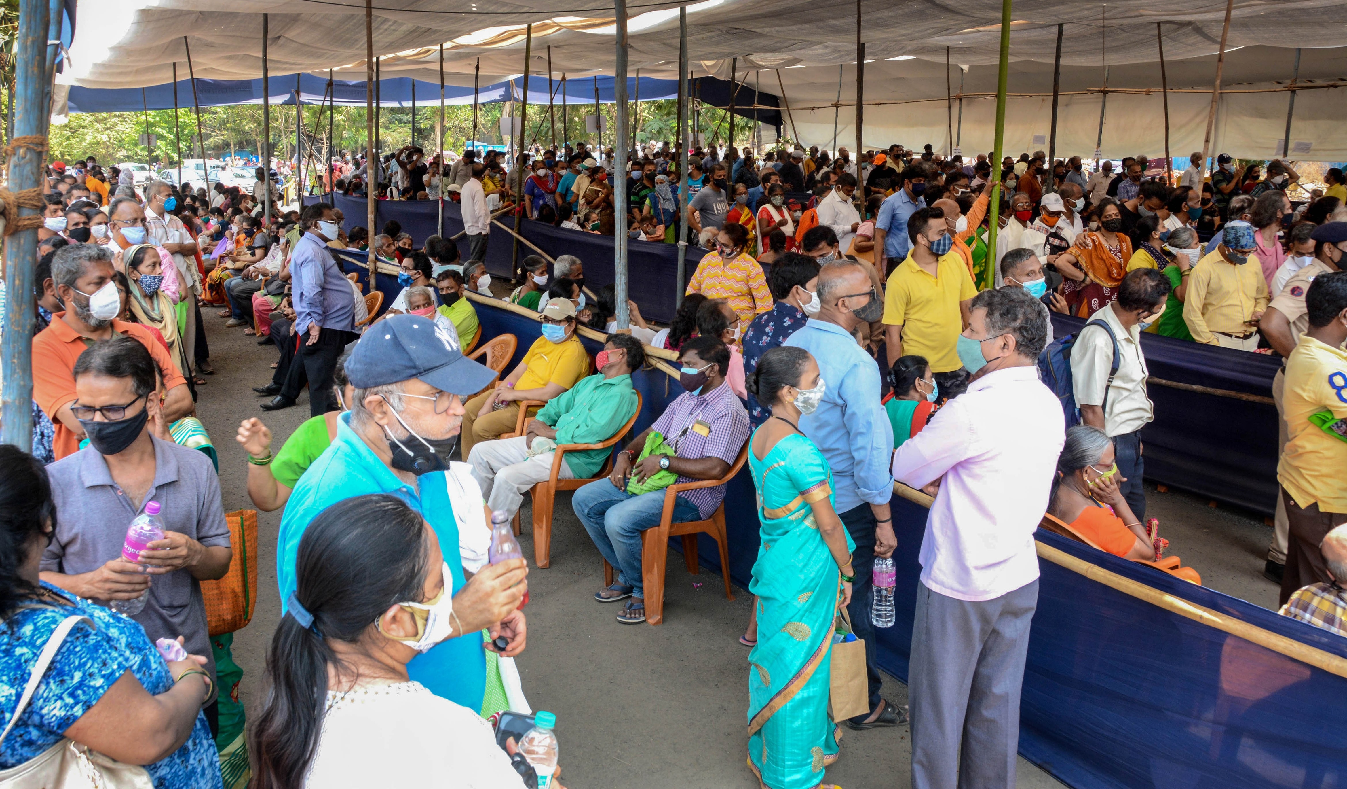 Mumbai LIVE: मायानगरी में वैक्सीन की भारी किल्लत, तीन दिन बंद रहेंगे सेंटर्स