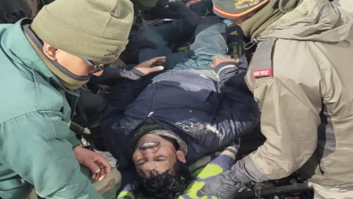 सेना का रेस्क्यू ऑपरेशन जारी (फ़ोटो- स्नेहांशु शेखर) 