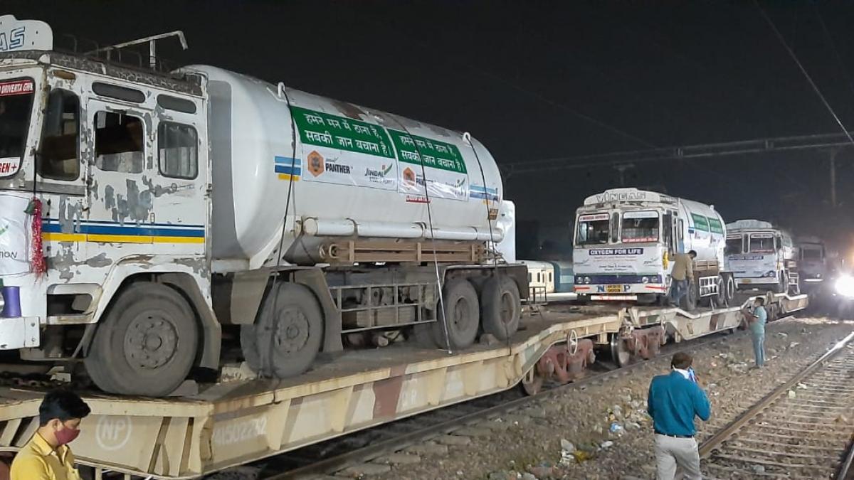 दिल्ली के कैंट रेलवे स्टेशन पहुंची ऑक्सीजन एक्सप्रेस 