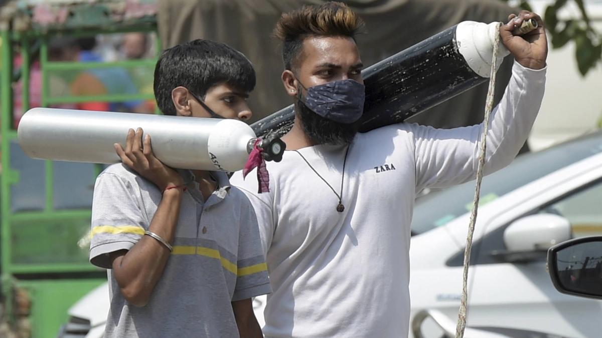 दिल्ली में ऑक्सीजन को लेकर मारामारी जारी (फोटो: PTI)