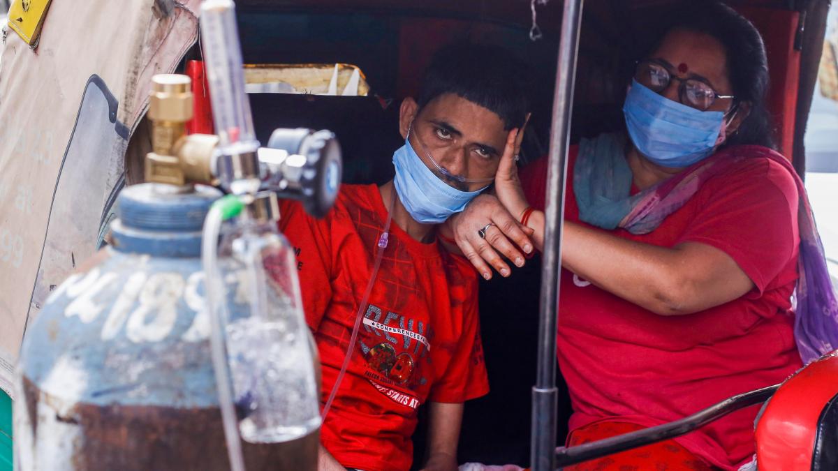 दिल्ली में कई दिनों से जारी है ऑक्सीजन का संकट (PTI)