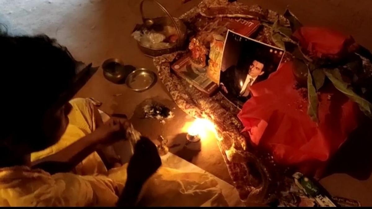 फिल्म अभिनेता सोनू सूद की तस्वीर को भगवान के बगल में रखकर हो रही पूजा 