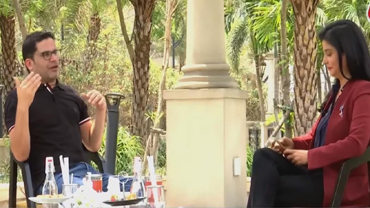 आजतक के हल्ला बोल कार्यक्रम में बातचीत के दौरान प्रशांत किशोर.