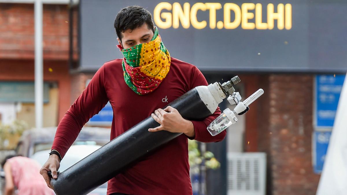 देश में ऑक्सीजन और दवाइयों की मारामारी है (फोटो-PTI)