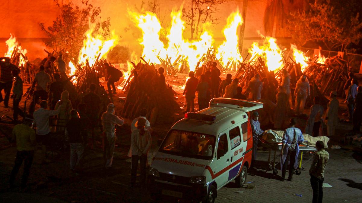 गुरुग्राम के मदनपुरी इलाके में कोविड मरीजों का अंतिम संस्कार (फोटो: PTI)