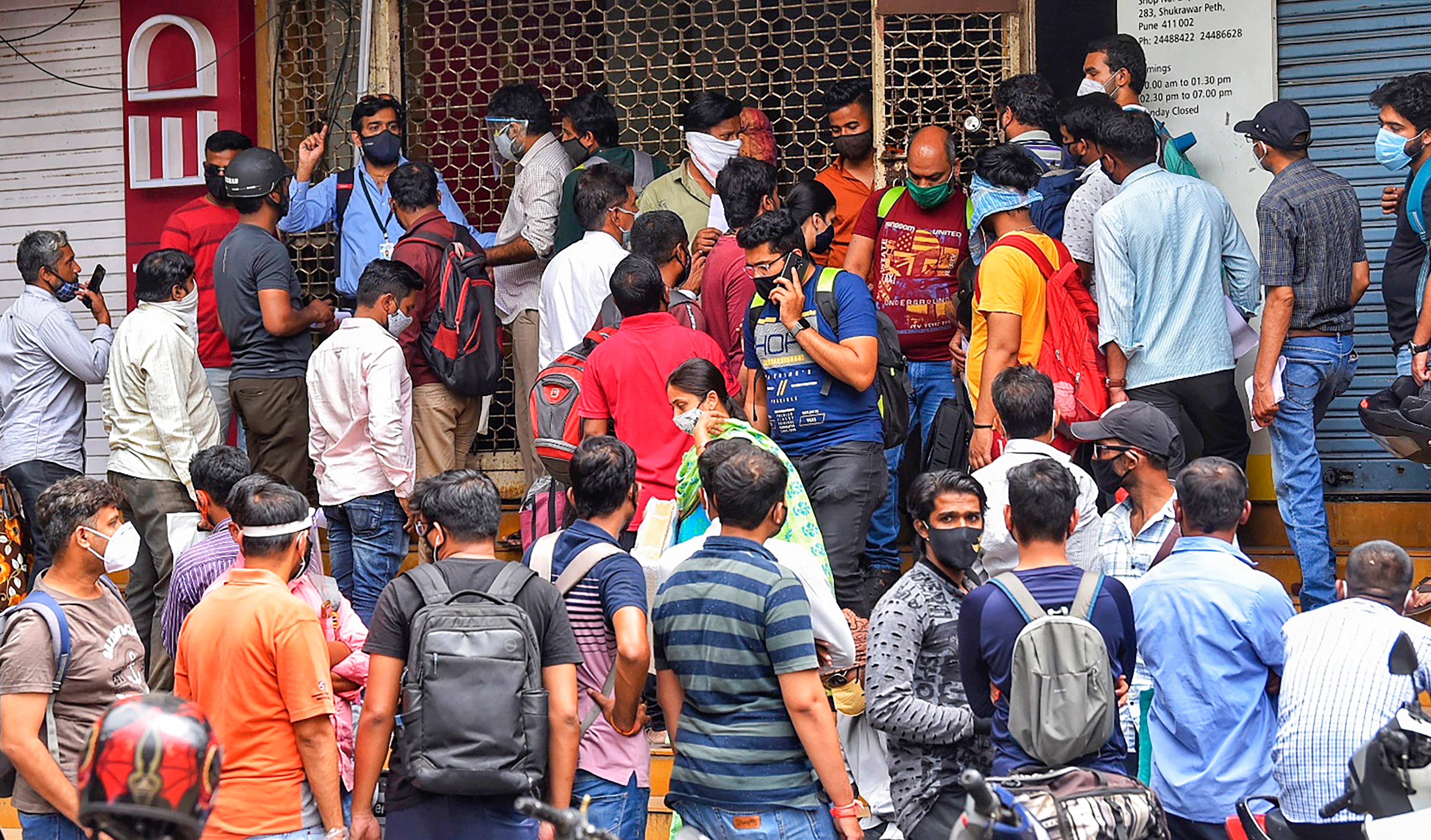 रेमडेसेविर की कई शहरों में किल्लत, मेडिकल स्टोर्स पर जुट रही भीड़ (फाइल फोटो: PTI)