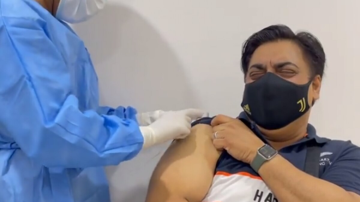 राम कपूर कोरोना वैक्सीन लगवाते हुए 