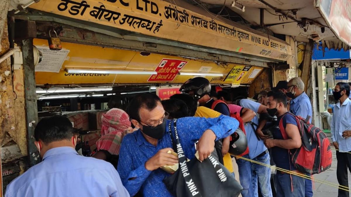 दिल्ली में शराब की दुकानों पर लगी भीड़ (फोटो: AAJTAK)