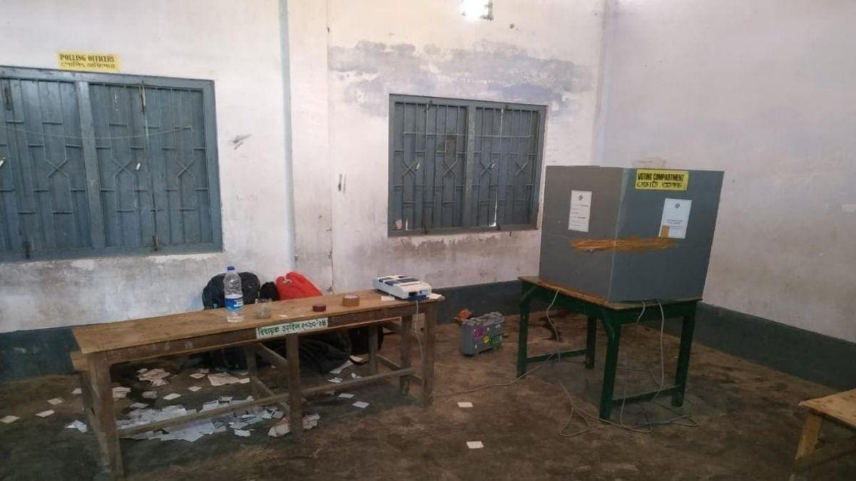 कोच बिहार में बूथ के अंदर हिंसा के बाद का नजारा 