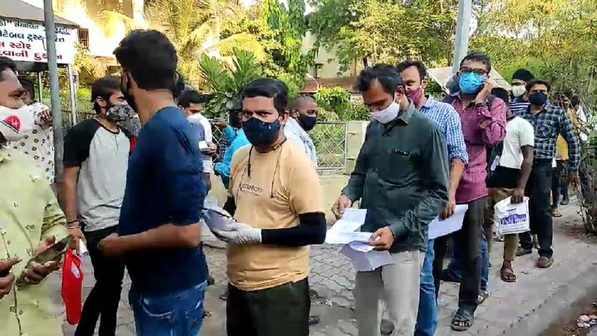 सूरत में रेमडेसिवर इंजेक्शन खरीदने के लिए कतार में लगे लोग (फोटो-आजतक)