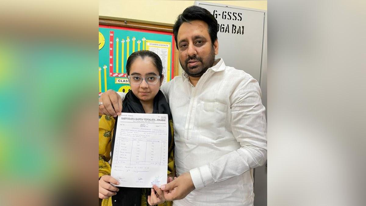 आप विधायक अमानतुल्‍लाह खां अपनी बेटी के साथ (Photo:Twitter)