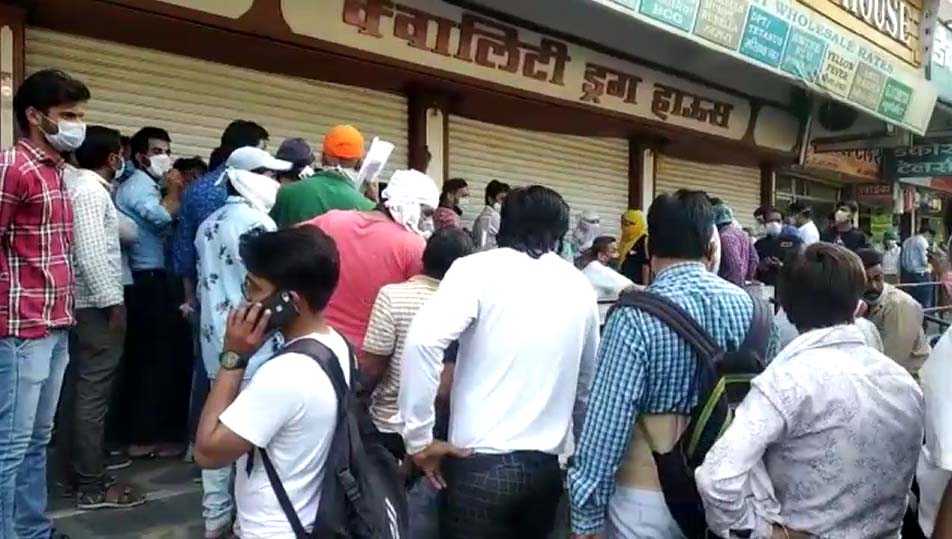 इंदौर में मेडिकल स्टोर के बाहर लगी भीड़