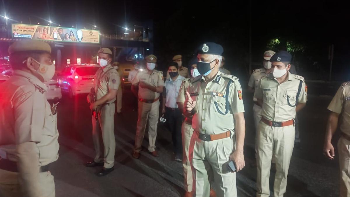 पुलिस कमिश्नर ने नाइट कर्फ्यू का सख्ती से पालन कराने के निर्देश दिए हैं.