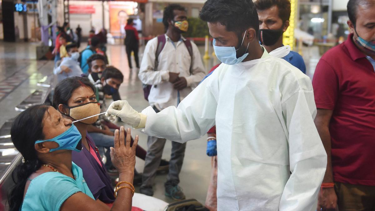 पुणे में बीते 15 दिन से हर दिन 4 हजार पॉजिटिव केस आ रहे हैं. (फाइल फोटो-PTI)