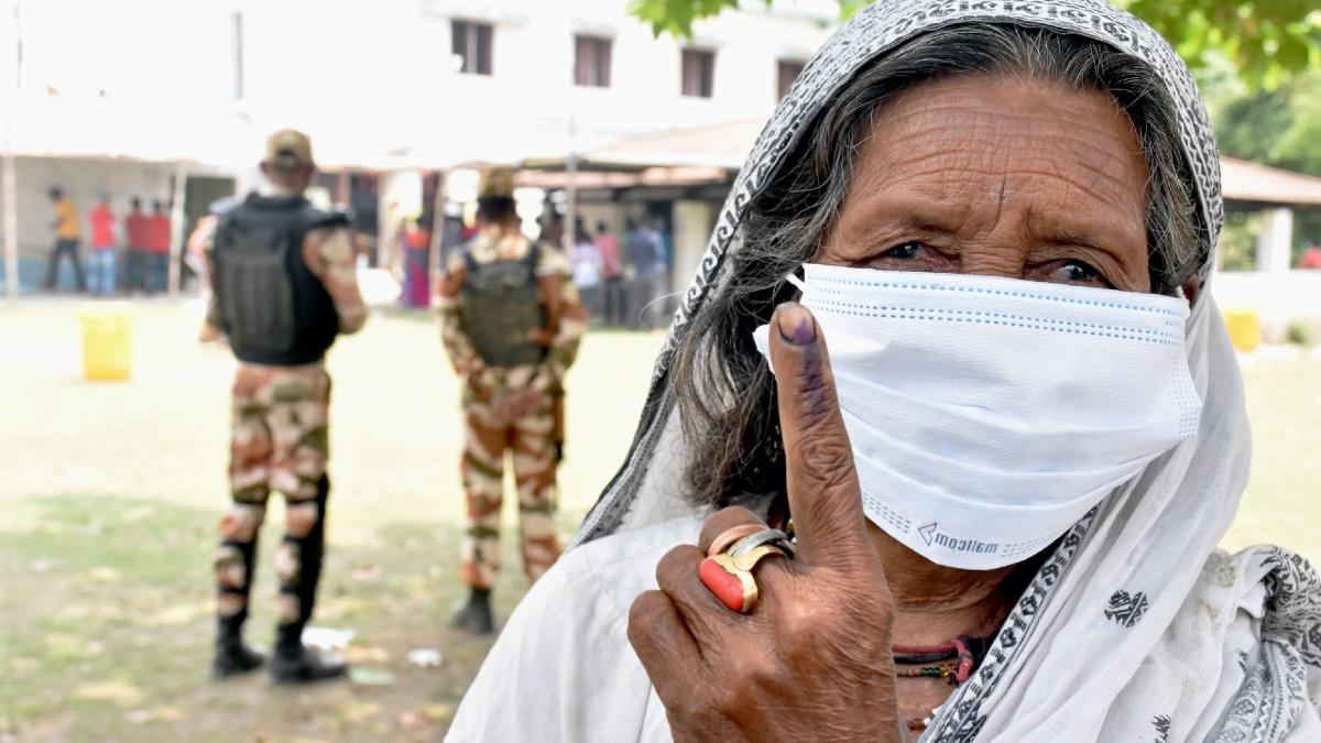 कोरोनावायरस के बावजूद 75% से ज्यादा वोटिंग हुई. (फोटो-PTI)