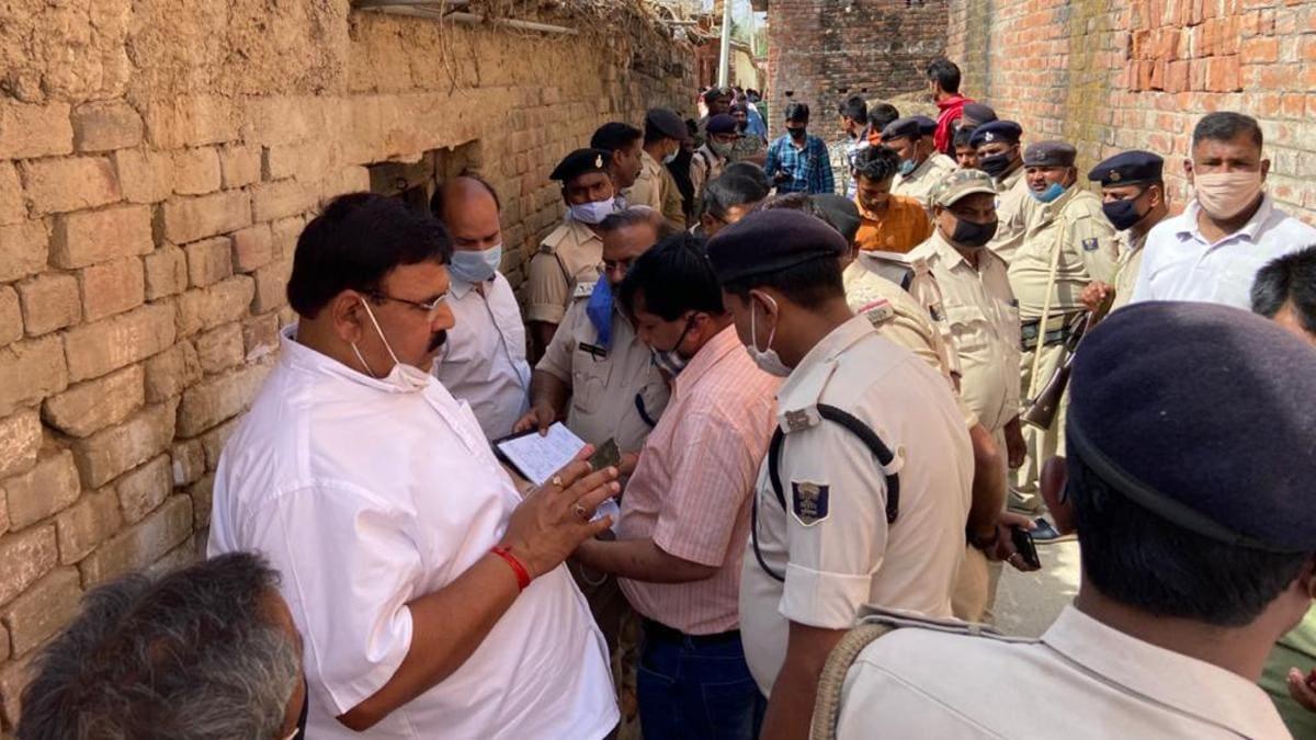 मौत के कारणों का पता लगाने के लिए जांच की जा रही है