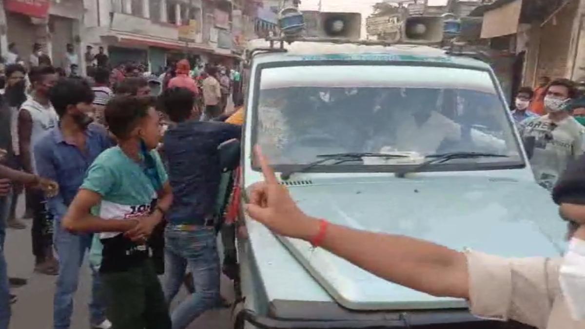 भीड़ ने बीडीओ के ड्राइवर से मारपीट की.