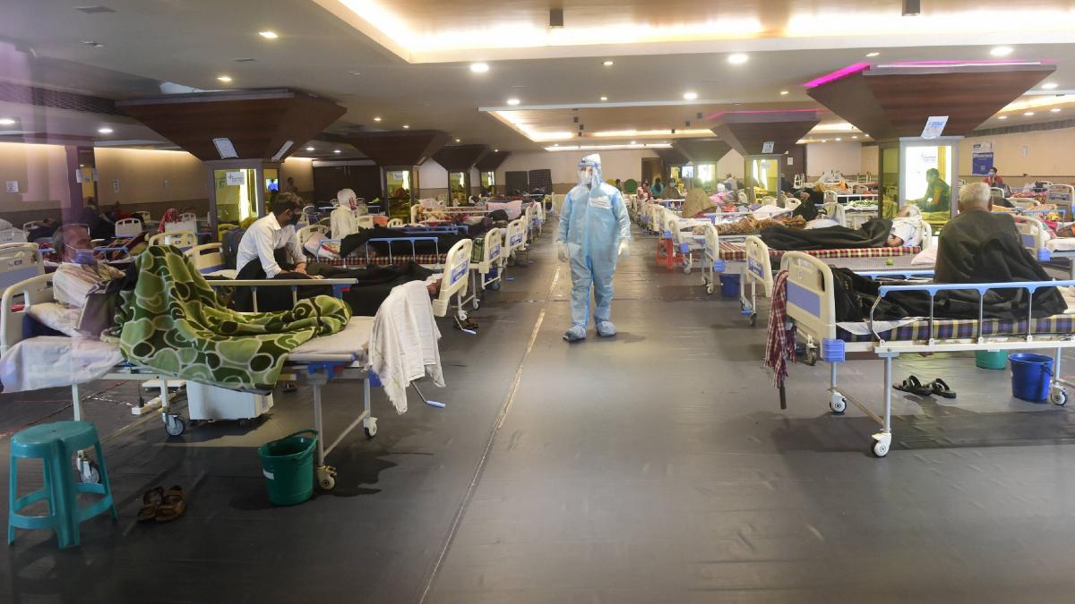 तस्वीर दिल्ली के एक कोविड सेंटर की है. (फोटो-PTI)