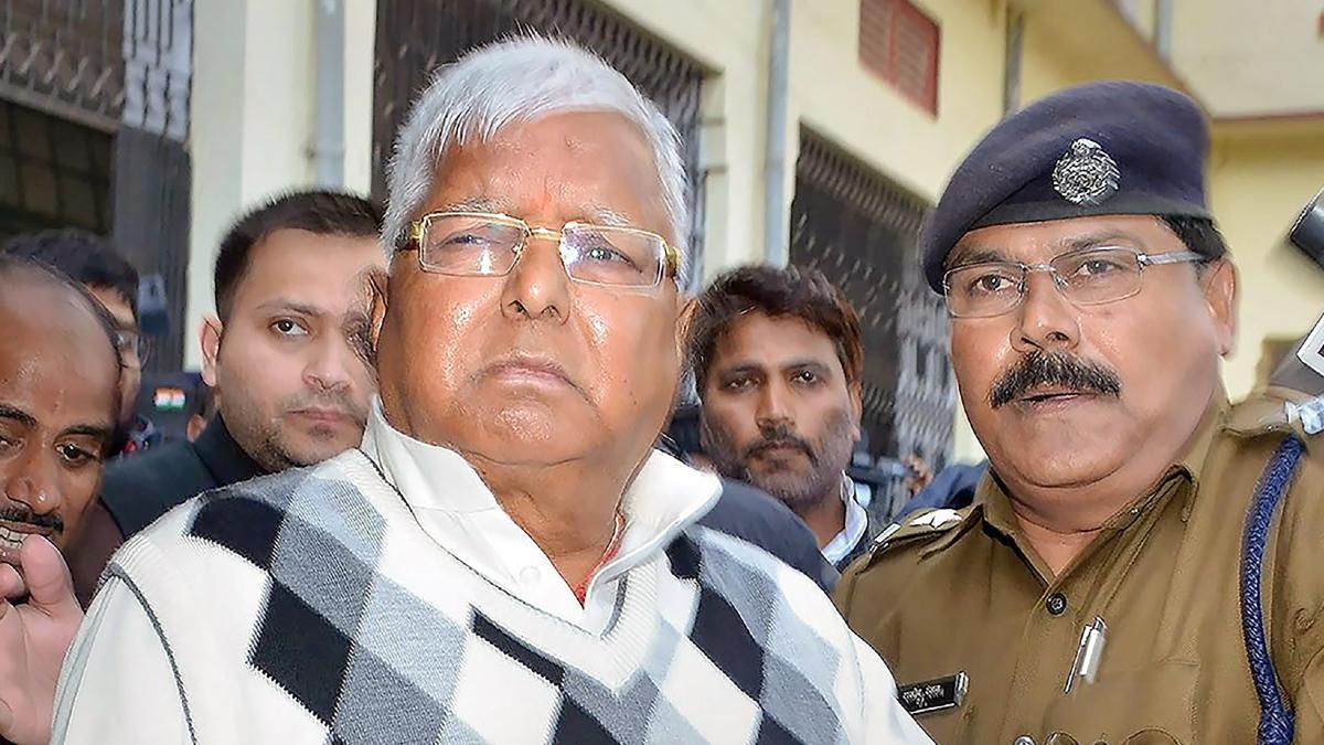 दुमका ट्रेजरी मामले में लालू को 7 साल की सजा सुनाई गई है. (फाइल फोटो-PTI)