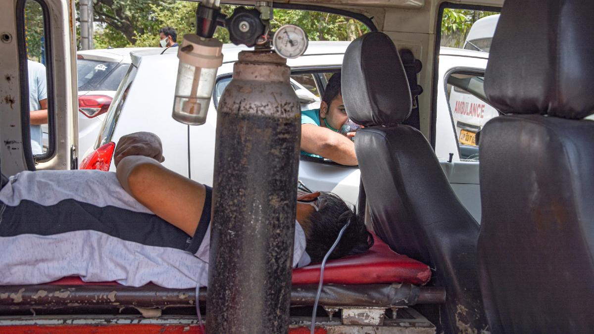 दिल्ली में तेजी से कम हो रहे हैं बेड्स (फाइल फोटो-PTI)