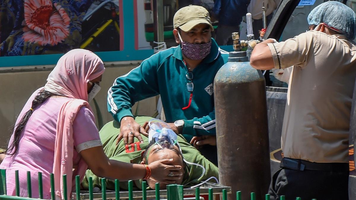 ऑक्सीजन की कमी पर दिल्ली HC सख्त, कहा- किसी ने भी सप्लाई रोकी, तो उसे फांसी पर लटका देंगे - if anyone blocking oxygen supply then we will hang them says delhi