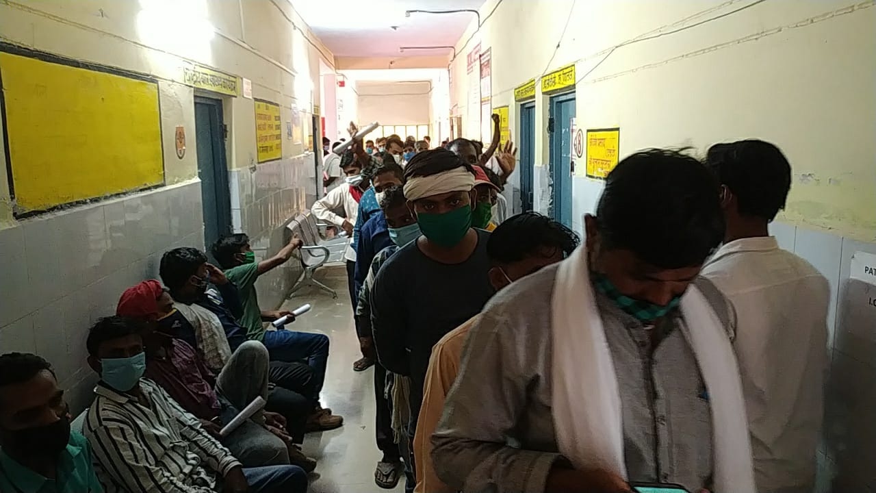 श्रावस्ती में कोविड टेस्ट कराने के लिए जुटी भीड़ 