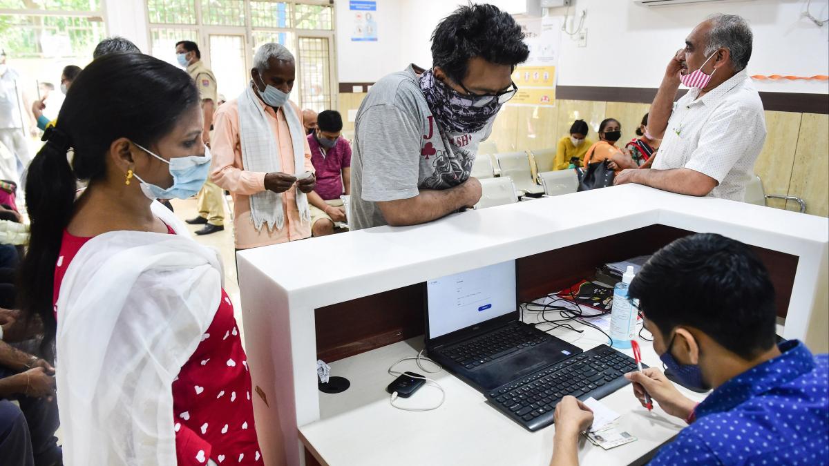 वैक्सीनेशन के लिए लगने लगी हैं कतारें (फोटो: PTI)