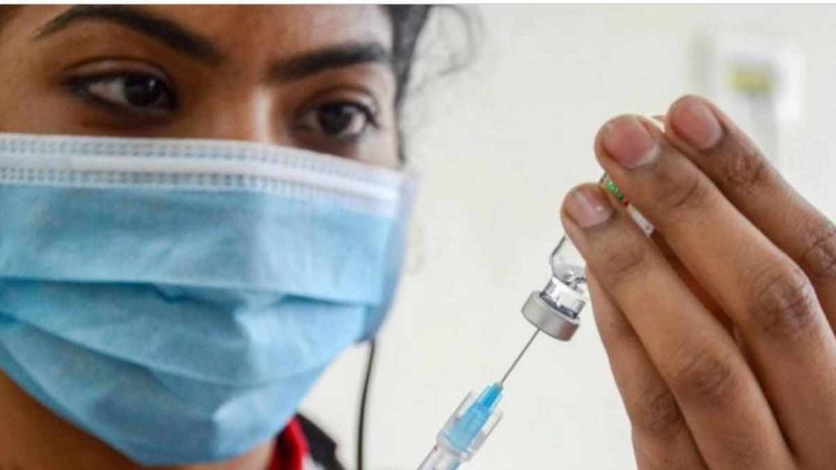 कोरोना वैक्सीनेशन पर लगा ब्रेक (फाइल फोटो: PTI)