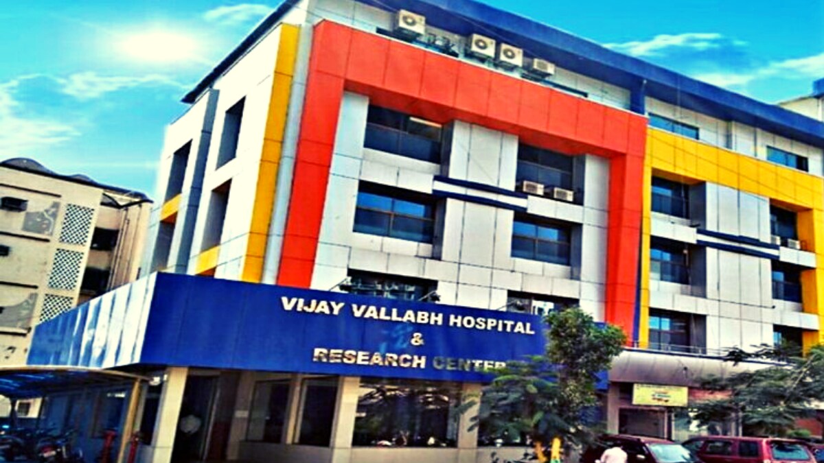 विरार: विजय बल्लभ अस्पताल के ICU में लगी आग, कई मरीजों की मौत की आशंका - Fire in Covid ICU of Vijay Ballabh Hospital Virar Maharashtra - AajTak
