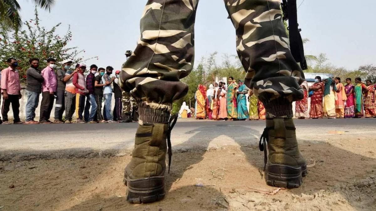 बंगाल: चौथे चरण में भी हिंसा, बमबाजी और फायरिंग से सनसनी, कूचबिहार में भिड़े BJP-TMC वर्कर - West Bengal Voting Tension in Coochbehar polling booth Sitalkuchi Bombs hurled firing Police ...