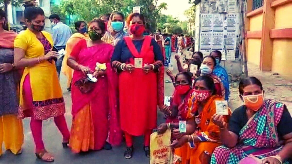 बंगाल में मतदान के लिए सुबह से ही लोग पहुंचने लगे हैं 