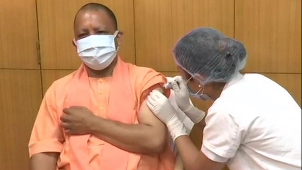 कोरोना वैक्सीन लगवाते सीएम योगी आदित्यनाथ