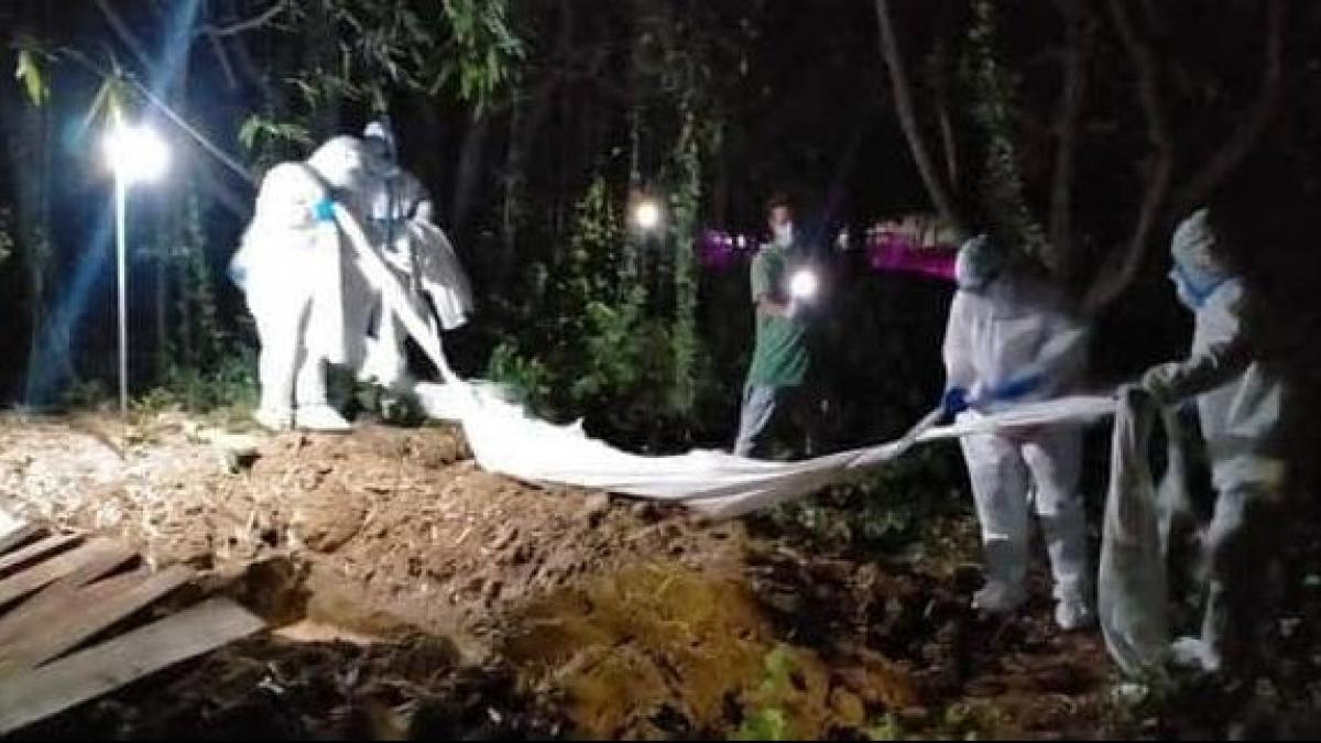 कोरोना काल में पेश कर रहे हैं इंसानियत की मिसाल (फोटो- आजतक)