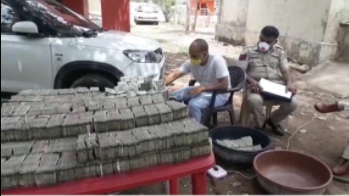 डूंगरपुर में जब्त किए गए नोटों की गिनती करती पुलिस (वीडियो ग्रैब)