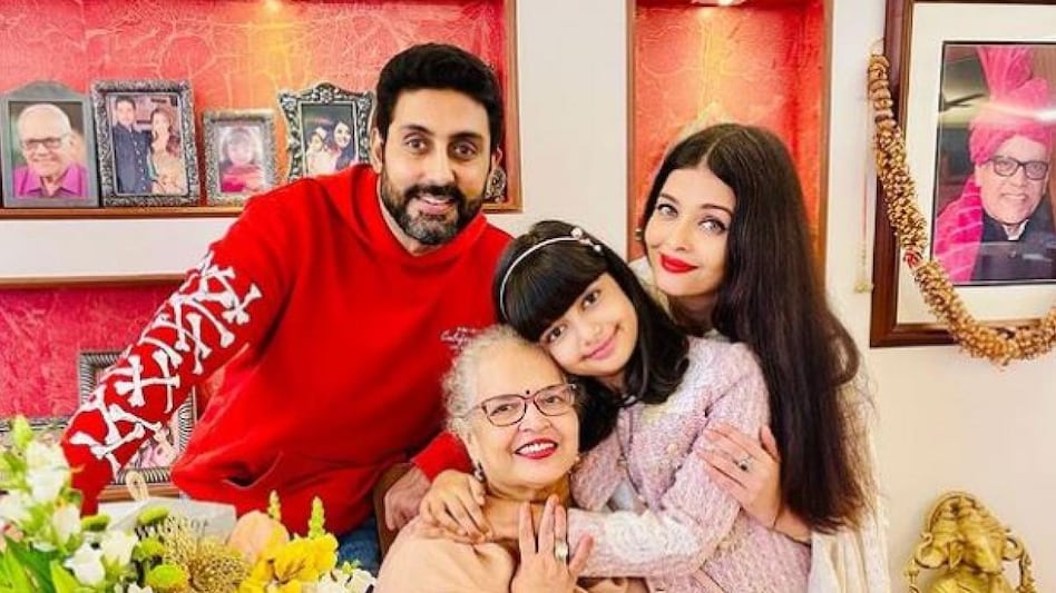 ऐश्वर्या राय ने सेलिब्रेट किया मां का 70वां जन्मदिन, अभिषेक-आराध्या भी आए  नजर - Aishwarya Rai celebrate her mother birthday with Abhishek Bachchan  and Aaradhya tmov - AajTak