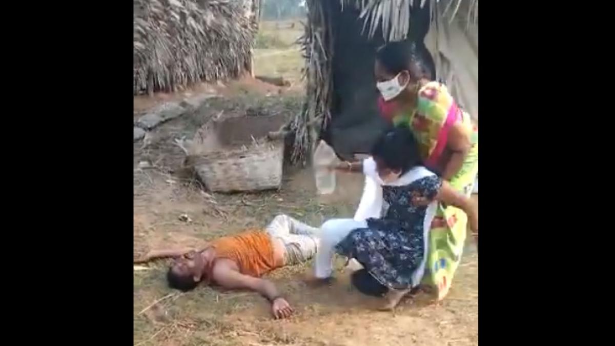 तड़पते पिता को पानी पिलाने की कोशिश करती बेटी, जबकि उसे खींचती मां