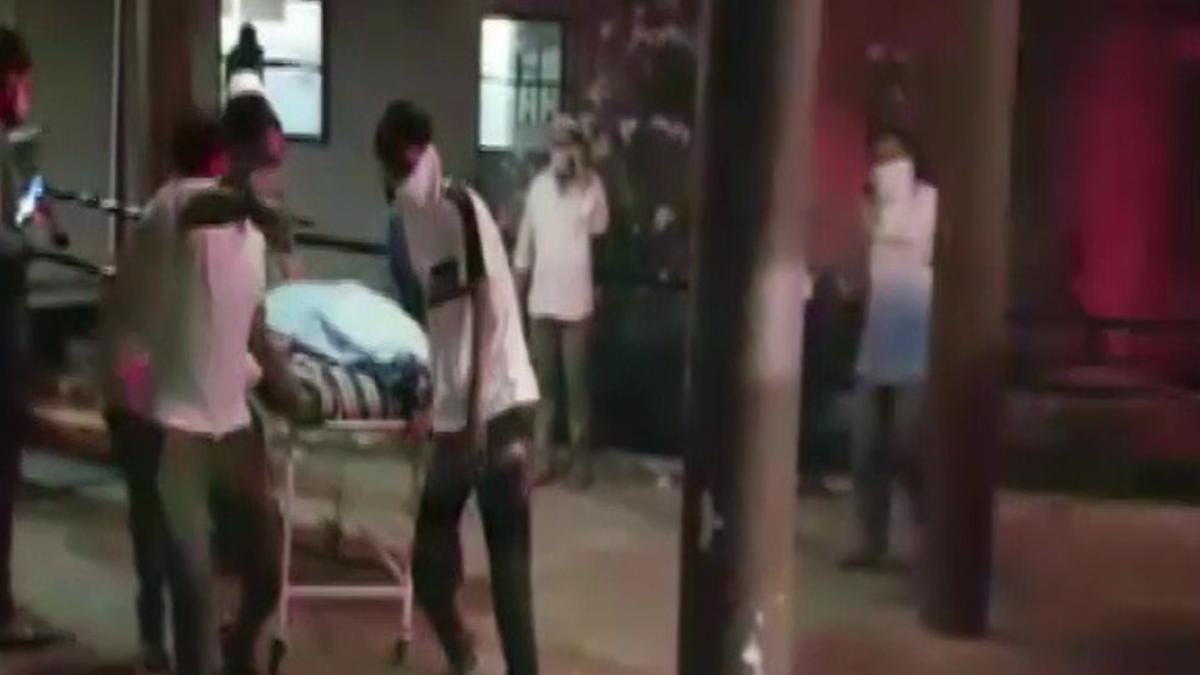 भरूच में पटेल हॉस्पिटल के कोविड-19 वार्ड में लगी भीषण आग (फोटो-ANI) 