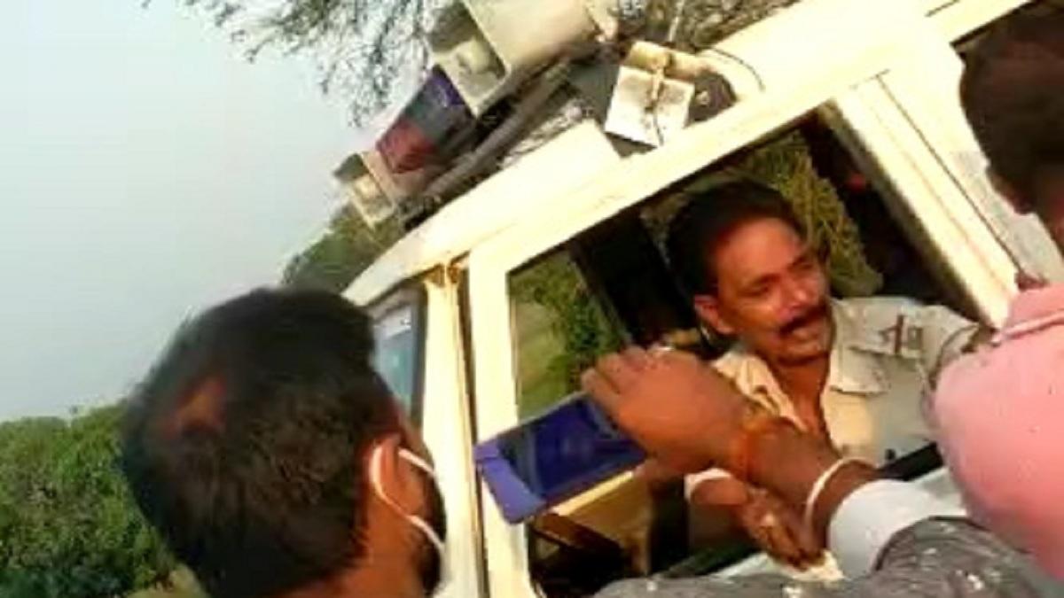 एएसआई ओम प्रकाश के साथ स्थानीय लोगों ने मारपीट की. 