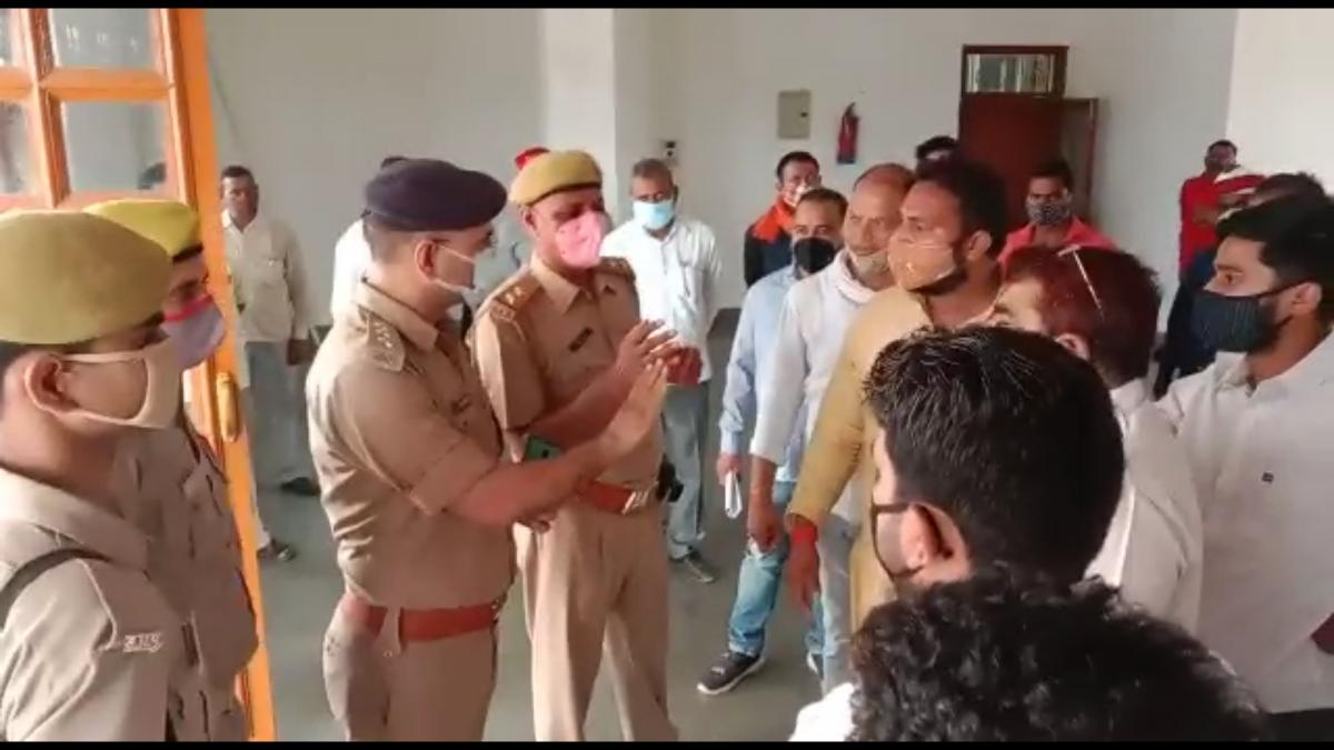 बीजेपी नेताओं और पुलिस के बीच नोकझोंक