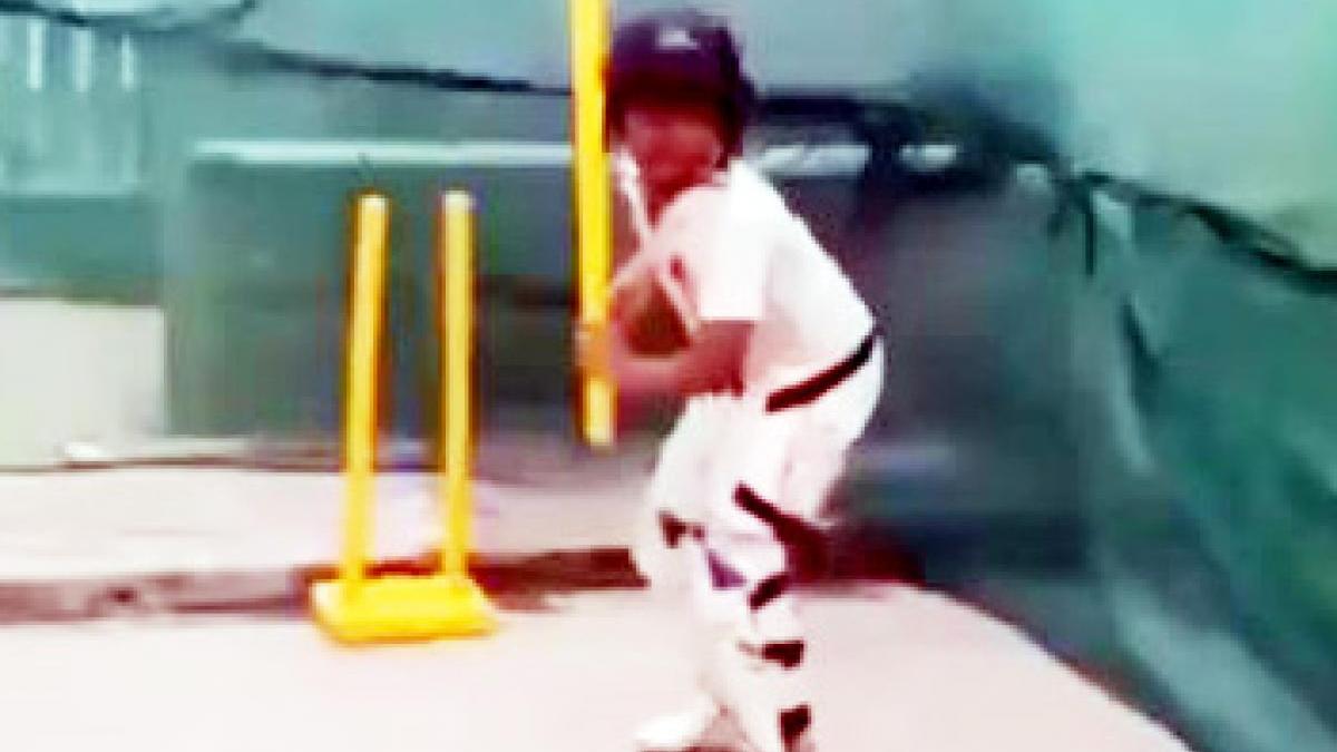 बच्चे की बैटिंग का वीडियो हो रहा वायरल