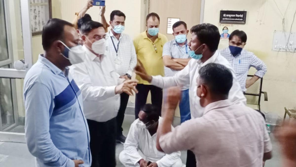 वैक्सीनेशन को लेकर कांग्रेस और बीजेपी नेताओं में बवाल 