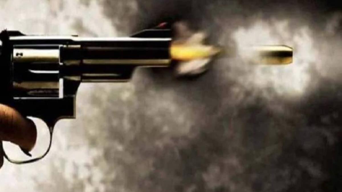 घटना में एक शख्स की जान चली गई जबकि उसके पिता की हालत गंभीर है.