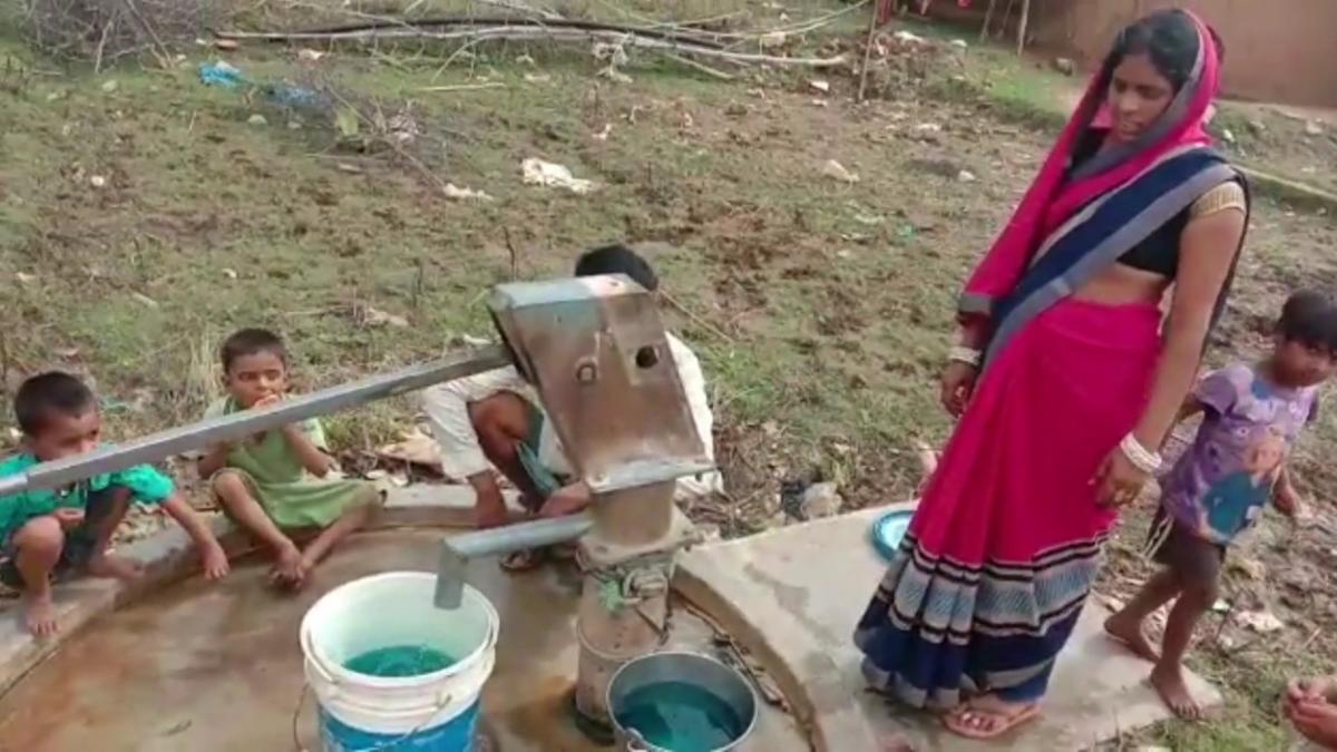 हैंडपंप से निकलने लगा नीला पानी    