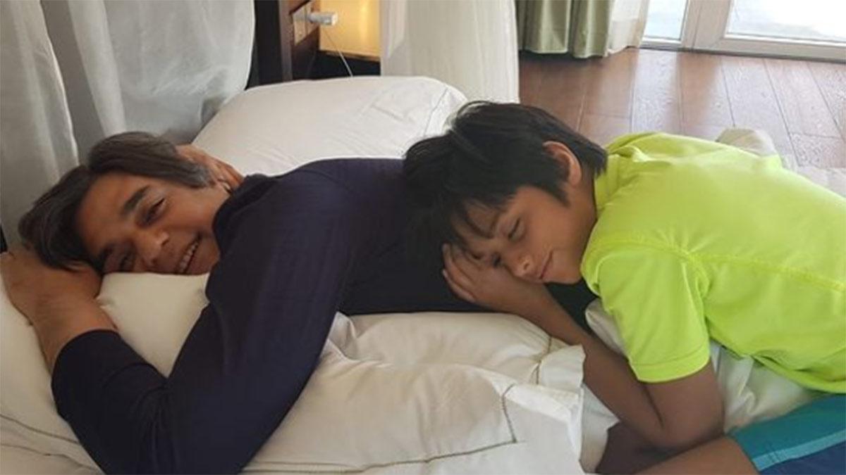 चंद्रचूड़ सिंह बेटे के साथ    