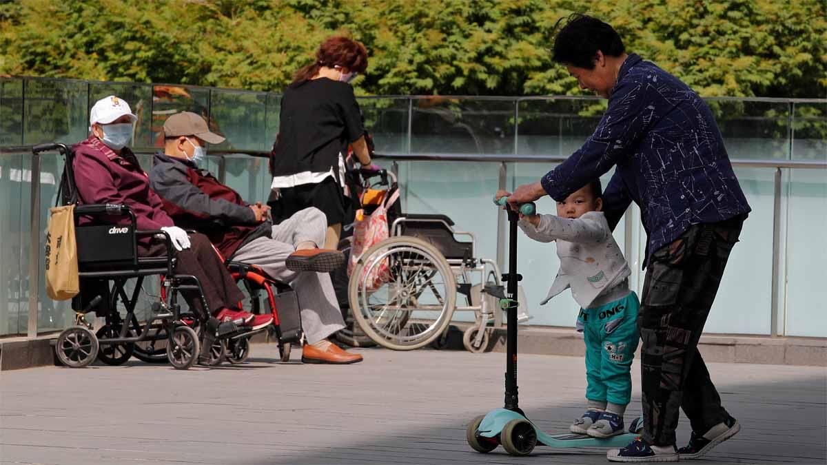 चीन में कामगार आबादी घटने का डर (फाइल फोटो-AP)