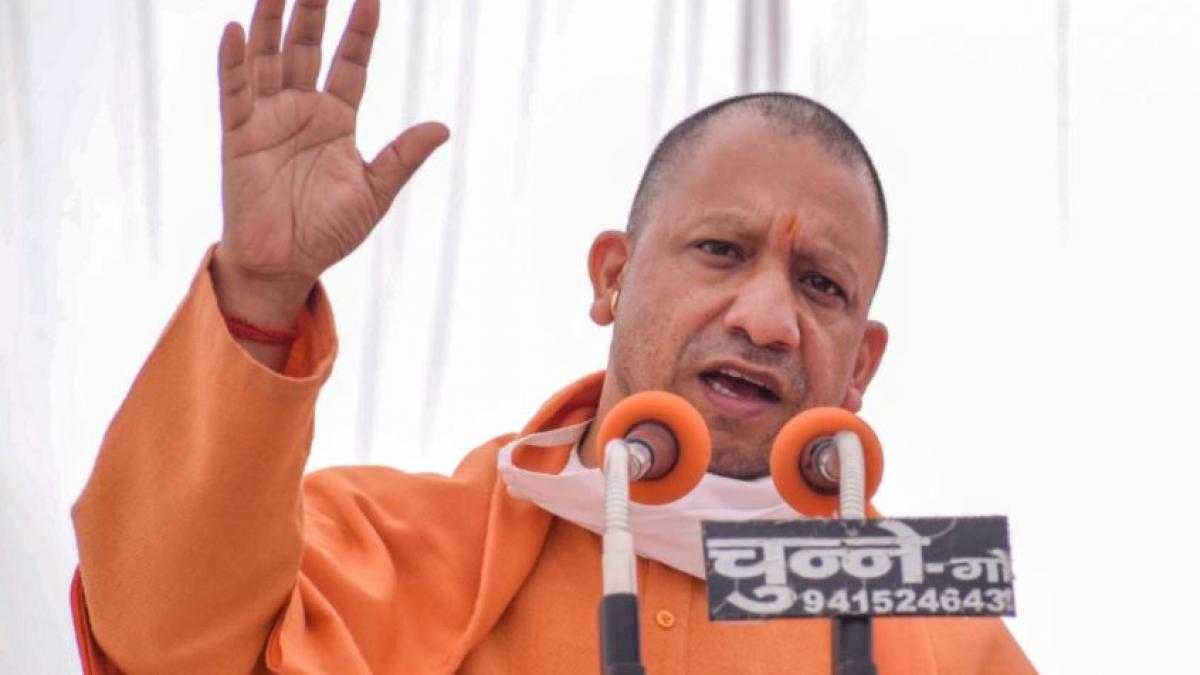 अचानक गांव पहुंच गए सीएम योगी (फाइल फोटो)