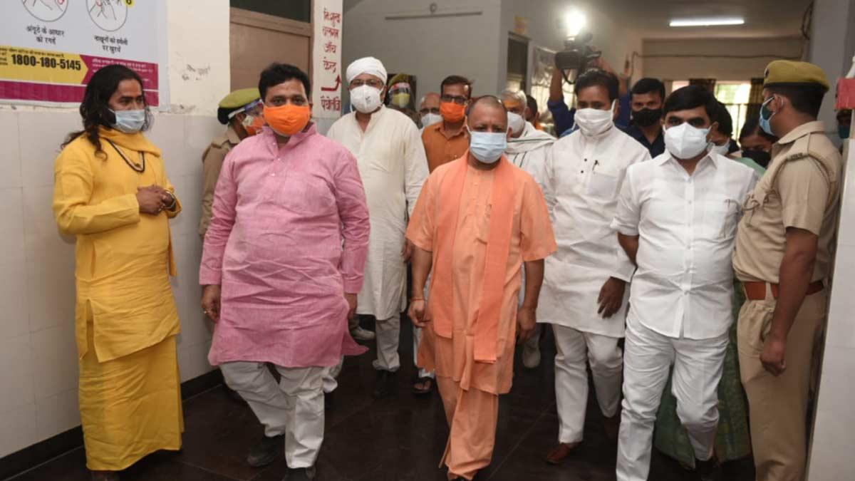 दो दिवसीय दौरे के वाराणसी दौरे पर हैं मुख्यमंत्री योगी आदित्यनाथ (फोटो-रोशन)