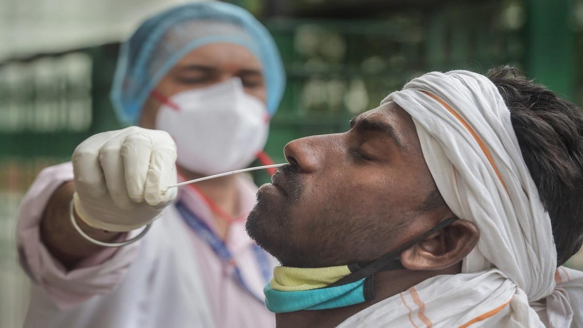 देश में नहीं थम रहा है कोरोना संक्रमण (फोटो-PTI)